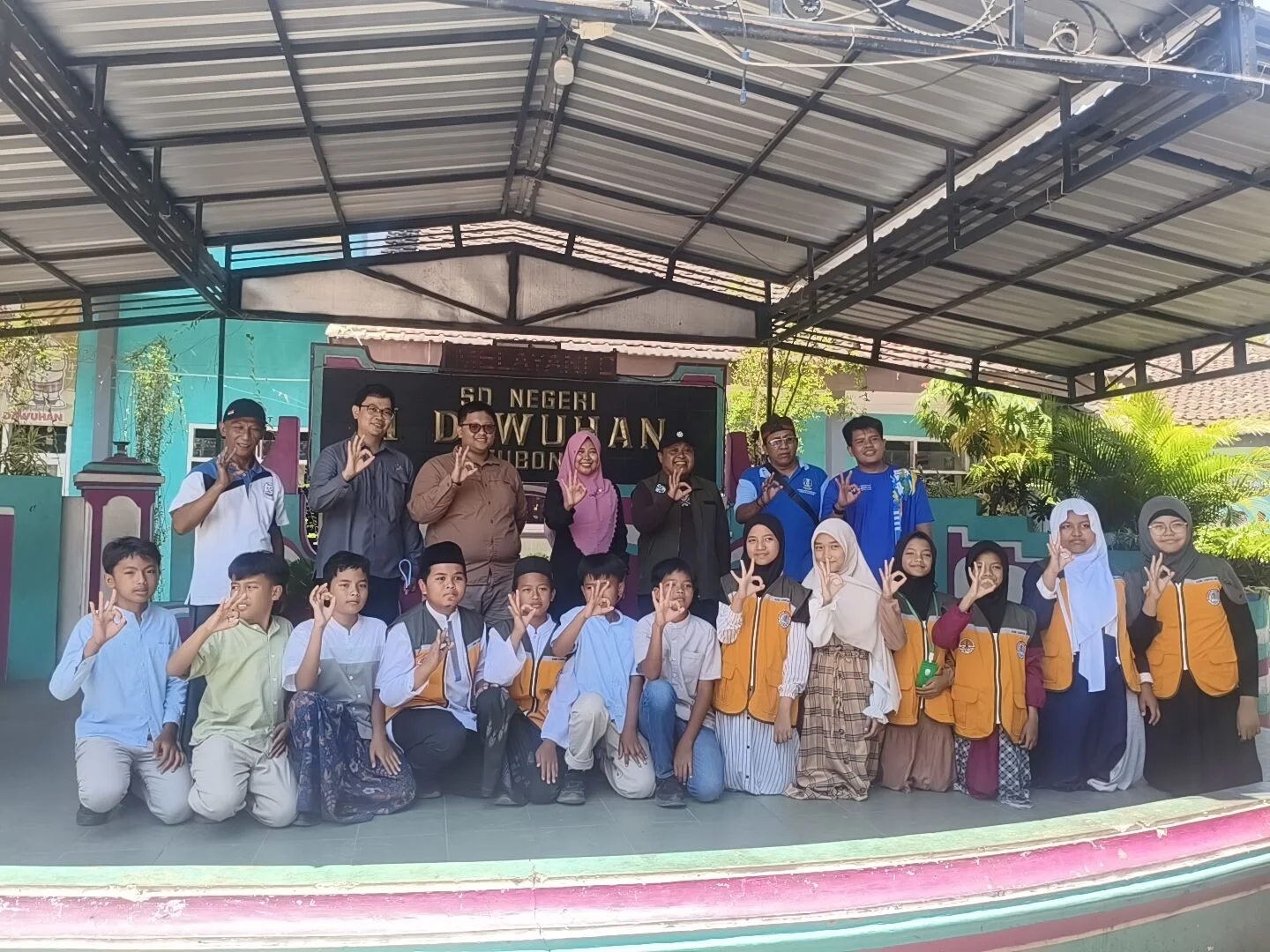 SD Negeri 1 Dawuhan Sambut Hangat Tim Tamu dan Evaluasi Sample Monitoring Adiwiyata