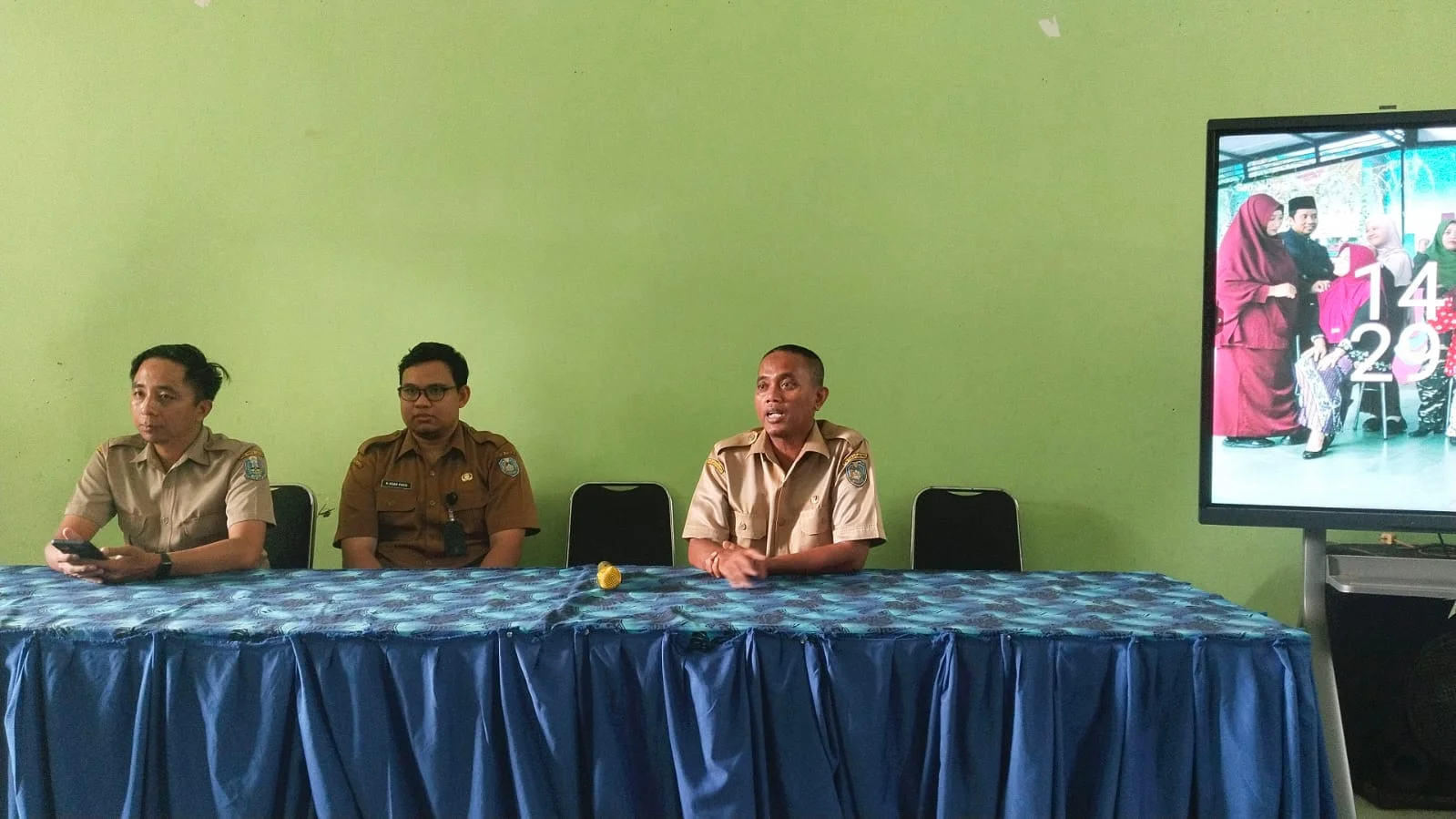 KUNJUNGAN KERJA TIM BKPSDM: PEREKAMAN WAJAH GURU DAN TENAGA KEPENDIDIKAN UNTUK APLIKASI ABSENSI SIAKSI DI SD NEGERI 1 DAWUHAN